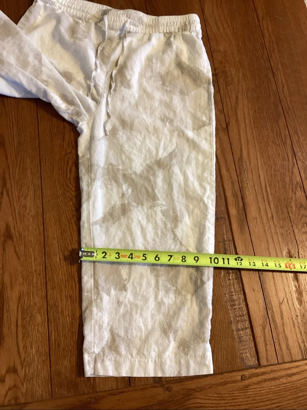 DKNY jeans cream and tan linen blend cropped pants. Women’s size medium